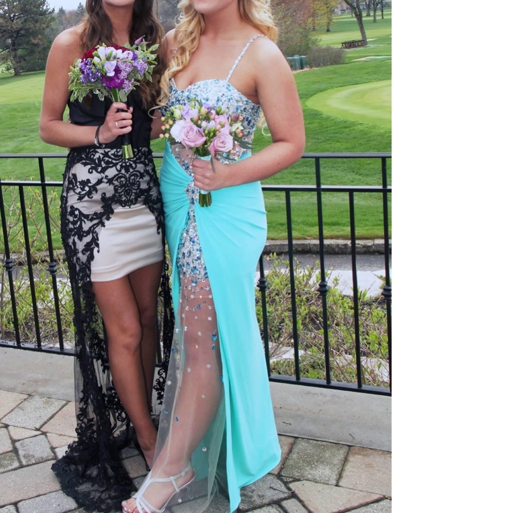 Prom Dress | will check size in the AM OF 3/12 !! :) pretty sure it’s a 4 or 6